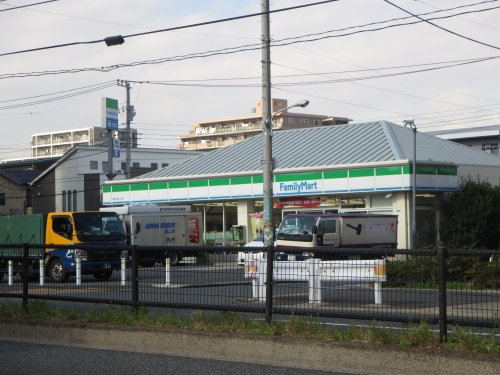 コンビニ　ファミリーマート春江町四丁目店（コンビニ）まで243m