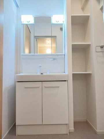 洗面設備　スペースが確保できる洗面所です