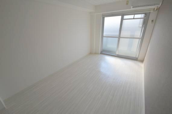 居室・リビング　白を基調とした内装でおしゃれで、落ち着ける空間です。