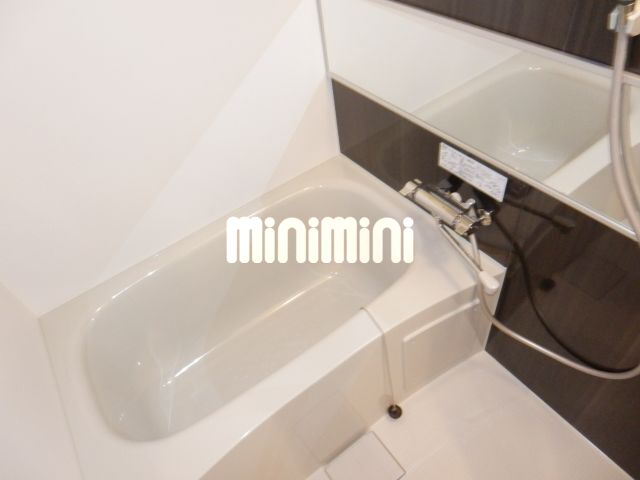 バス・シャワールーム　清潔感のあるお風呂です。