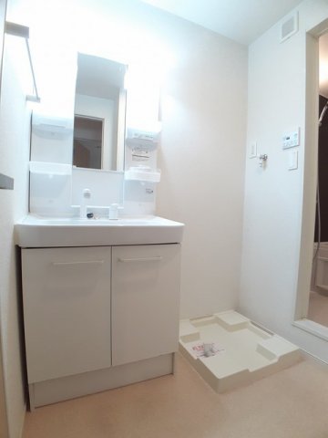 洗面設備　ゆったりとスペースのある洗面所