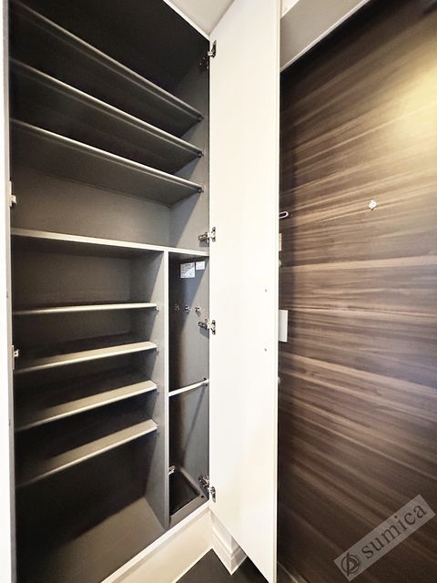 玄関　たくさんの靴を収納できるシューズボックスを完備