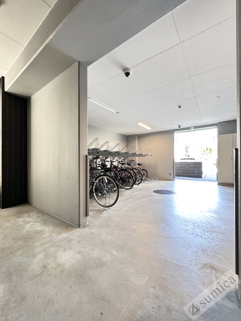 駐車場　屋根付き駐輪場。大事な自転車も雨でも安心♪
