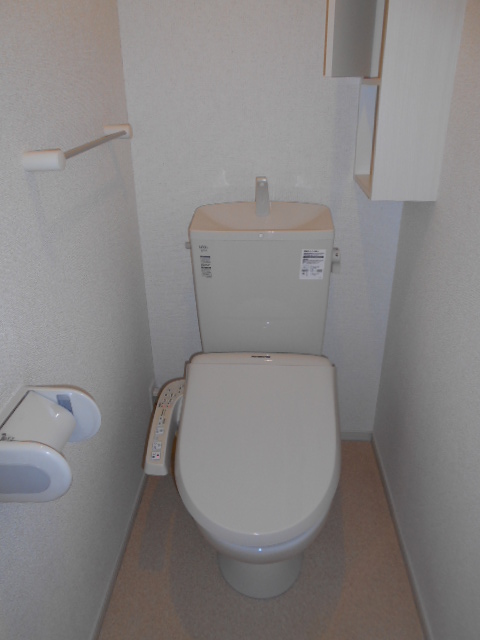 トイレ　温水洗浄便座完備・小物収納棚あり