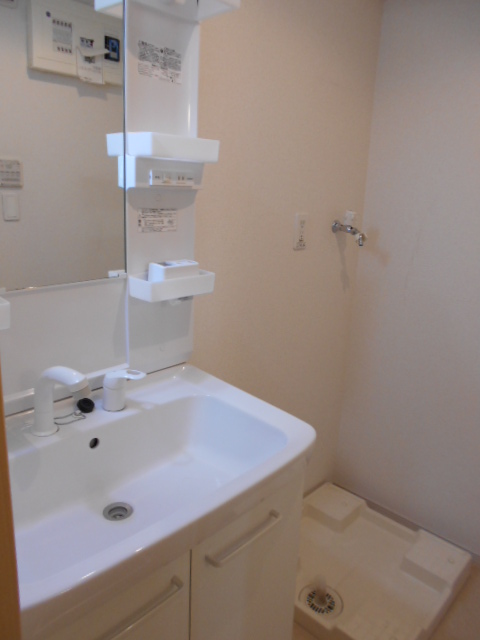 洗面設備　シャワー付洗面化粧台・屋内洗濯機置場完備