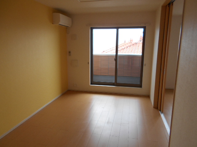 居室・リビング　南面リビング（１０．９畳）・エアコン完備