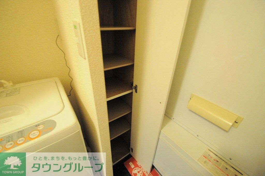 玄関　「同タイプの部屋の写真です」「現況優先」