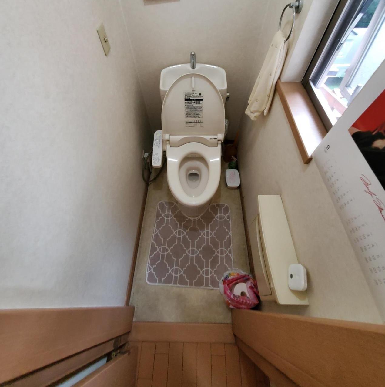 トイレ　温水洗浄便座機能付です。