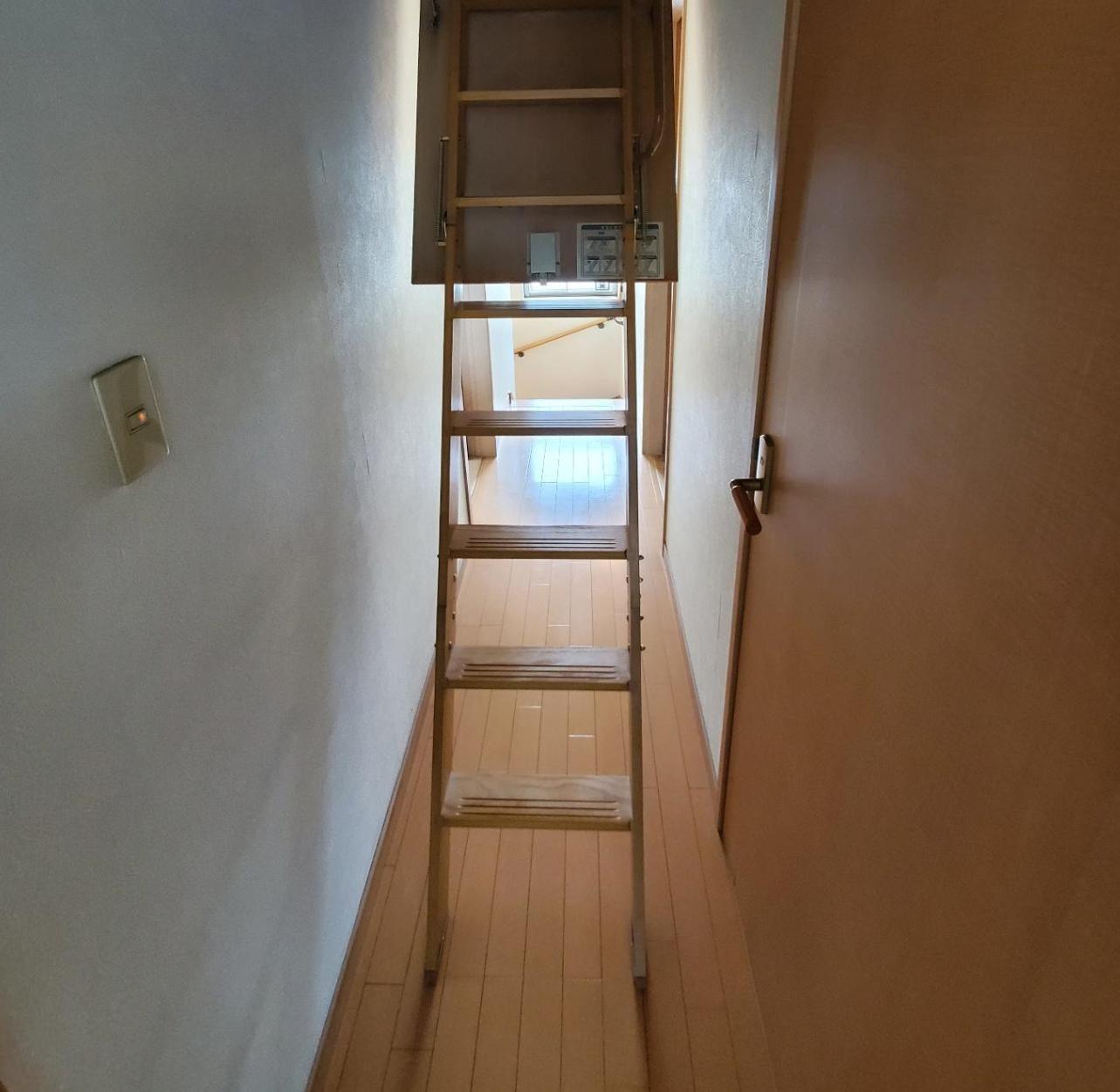 収納　約3帖のロフトに上がる階段です。