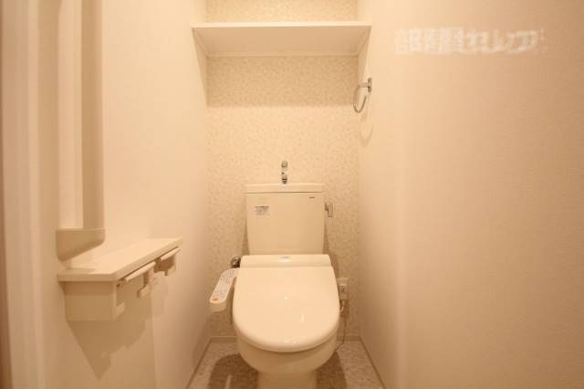 トイレ　温水洗浄便座が設備として備わります。