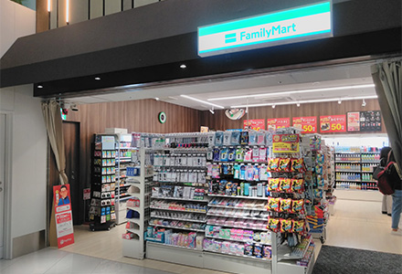 コンビニ　ファミリーマート 福岡空港国内線南店（コンビニ）まで413m