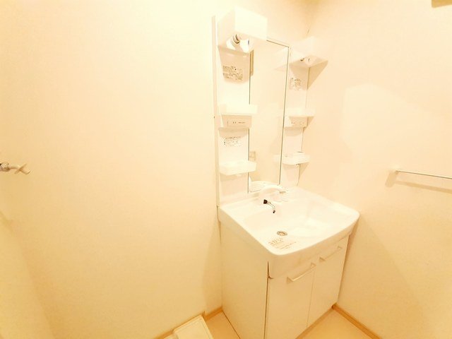 洗面設備　明るい洗面所です