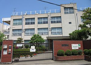 中学校　大阪市立十三中学校（中学校）まで477m