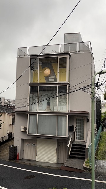 建物外観　３階建て屋上付きの建物です。