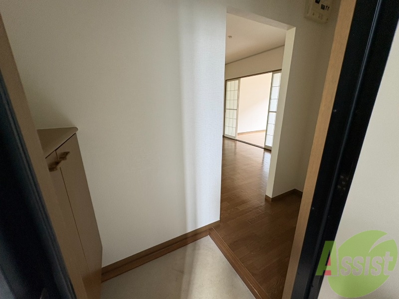 玄関　外から玄関を撮影してみました。広いリビングに繋がっています。