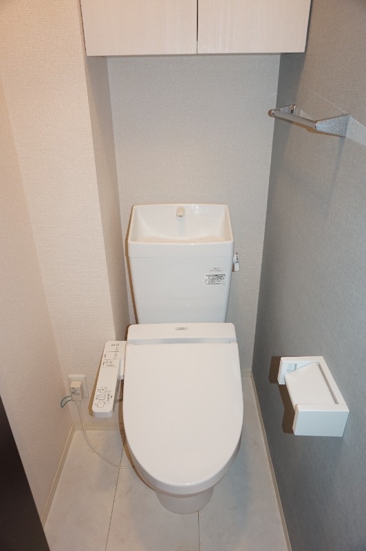 トイレ　温水洗浄便座のトイレには便利な収納棚付き◎