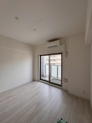 居室・リビング　落ち着いて過ごせるお部屋なので、寝室にいかがでしょうか