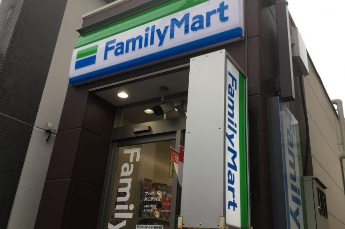 コンビニ　ファミリーマート 蒔田駅前店（コンビニ）まで380m