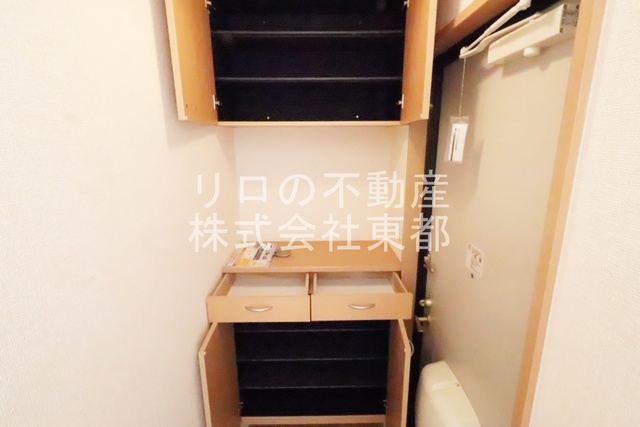 玄関　※間取りが反転したお部屋の写真です