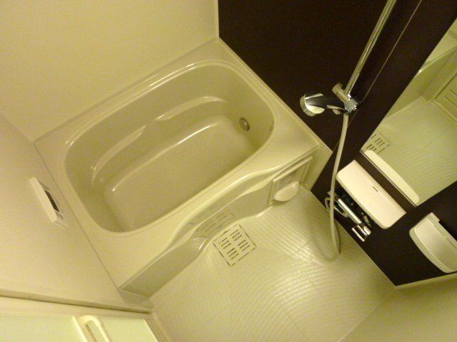 バス・シャワールーム　追い焚き機能付きの浴室です。