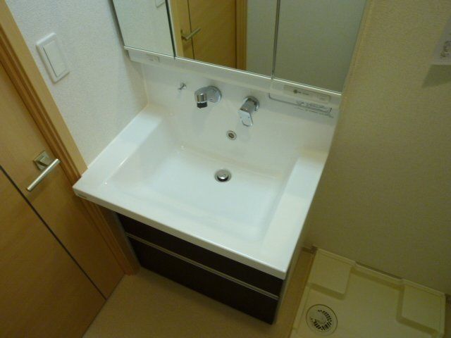 洗面設備　シャンプードレッサー付きの洗面台です。