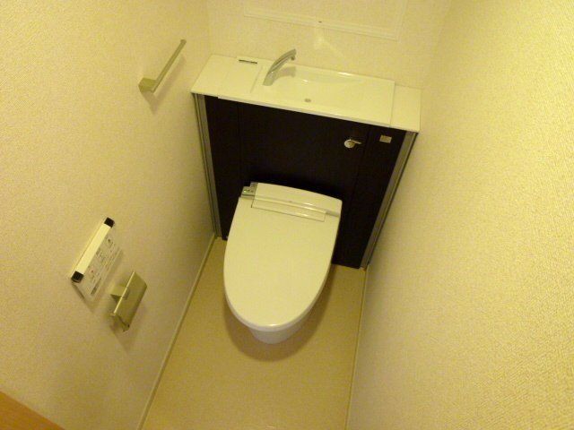 トイレ　温水洗浄便座付きのトイレです。