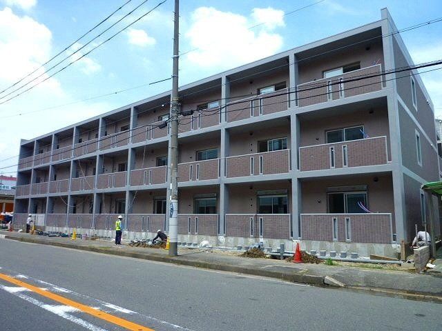 建物外観　鉄筋コンクリート造の3階建ての建物です。