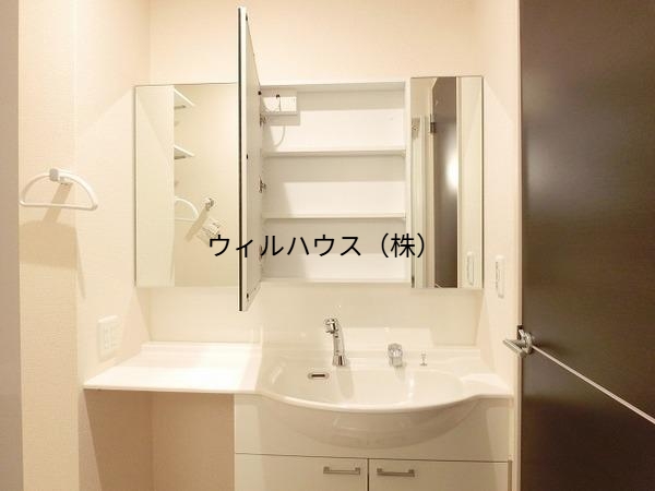 洗面設備　大きな鏡のシャンプードレッサー！