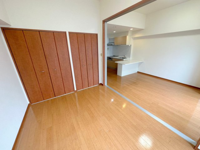 その他部屋・スペース　ゆとりのあるベッドルームで快適な睡眠をとってくださいね。