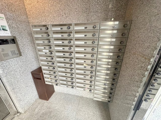 ロビー　ロビーにある各部屋毎のメールボックス。