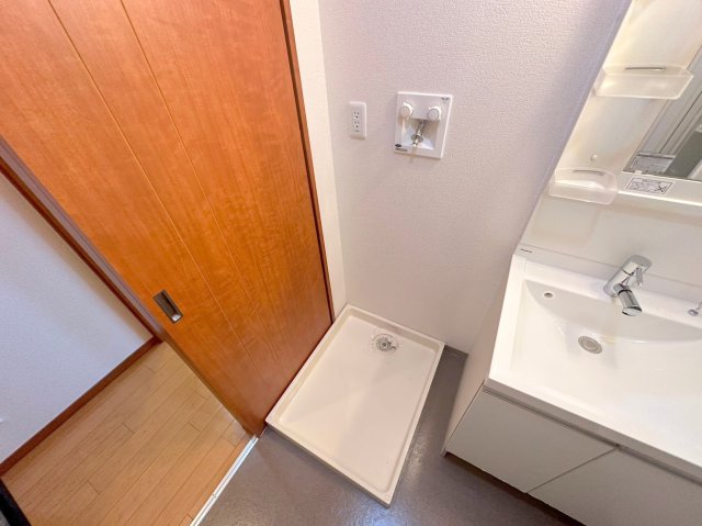 その他設備　嬉しい室内洗濯機置場。これで洗濯機も長持ちしますね。
