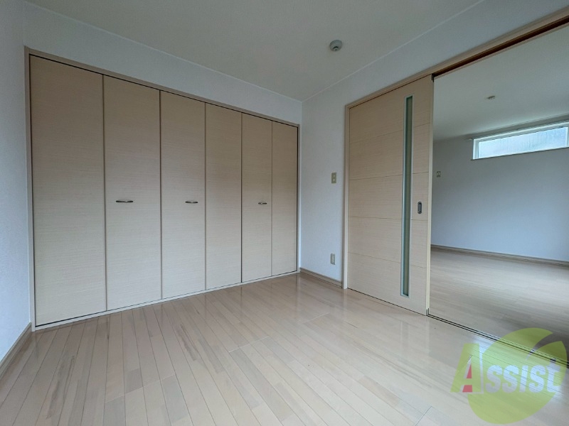 その他部屋・スペース　木目のフローリングは落ち着きのある印象のお部屋になりますね。