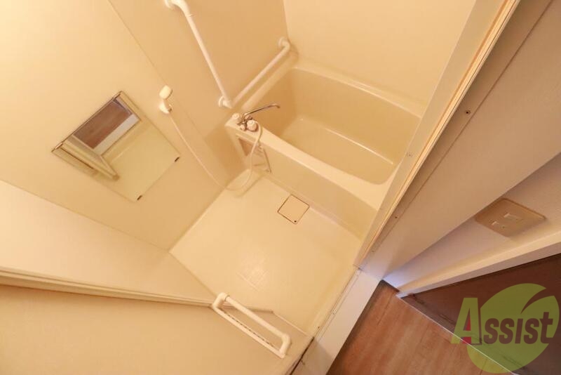 バス・シャワールーム　機能的なバスルームはトイレと別々なので、広々としていますよ。