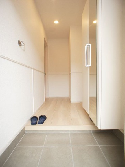 玄関　1階玄関！たくさん収納できるシューズボックスが付いています♪
