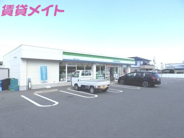 コンビニ　ファミリーマート鈴鹿ホンダ前店（コンビニ）まで712m