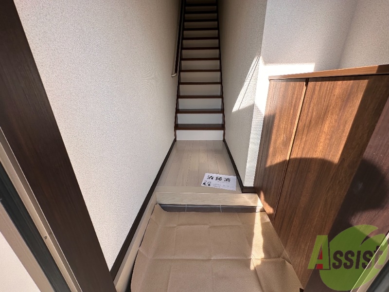 玄関　階段からは、すぐにお部屋が見えず安心ですね。