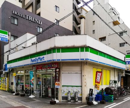 コンビニ　ファミリーマート アメリカ村店（コンビニ）まで190m