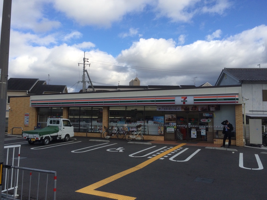 コンビニ　セブンイレブン枚方伊加賀本町店（コンビニ）まで354m