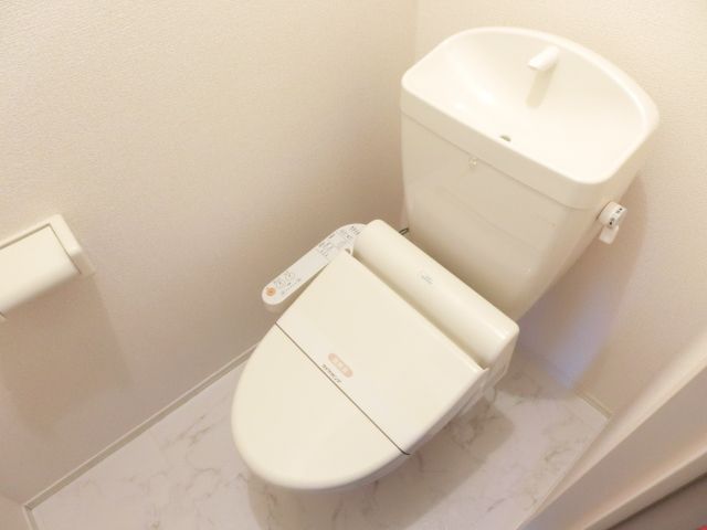トイレ　温水洗浄便座付き