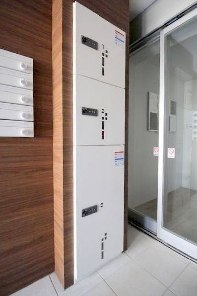 エントランス　留守中でも荷物が受け取れて便利な宅配ＢＯＸ完備しています♪