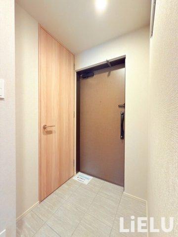 玄関　同シリーズ物件のモデルルームになります※現況優先