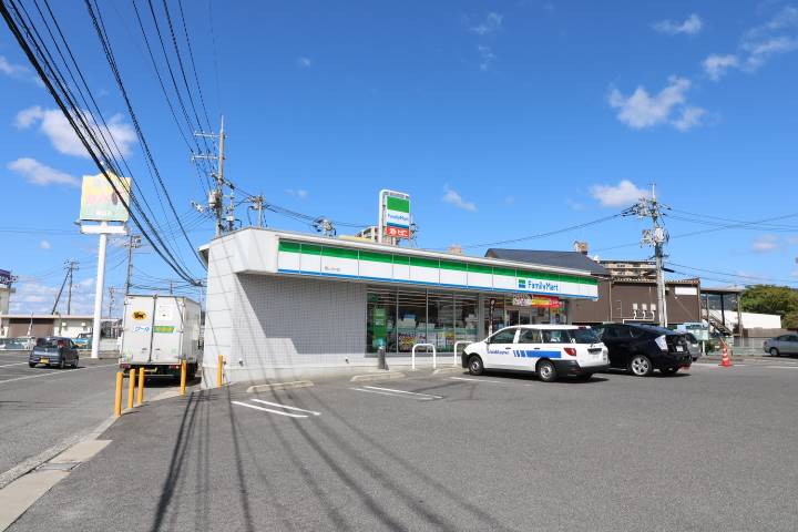 コンビニ　ファミリーマート岡山さい店（コンビニ）まで700m