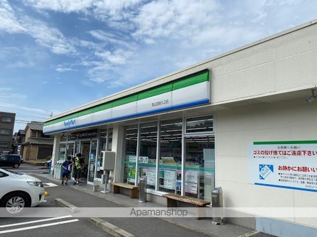 コンビニ　ファミリーマート（コンビニ）まで77m