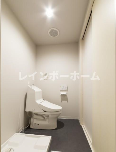 トイレ　落ち着いた色調のトイレです
