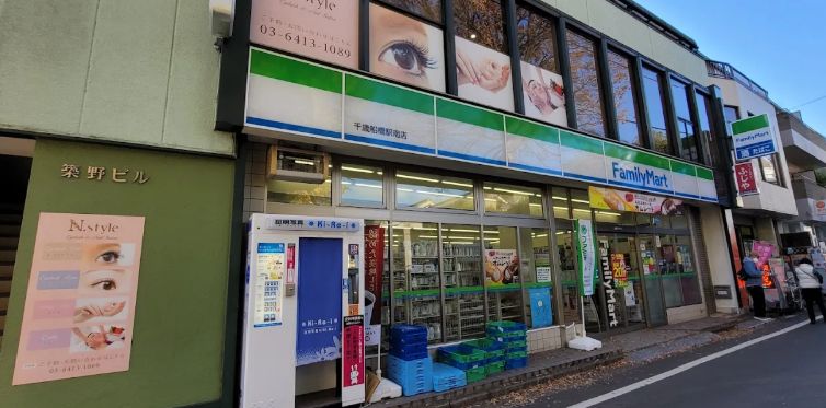 コンビニ　ファミリーマート千歳船橋駅南店（コンビニ）まで682m
