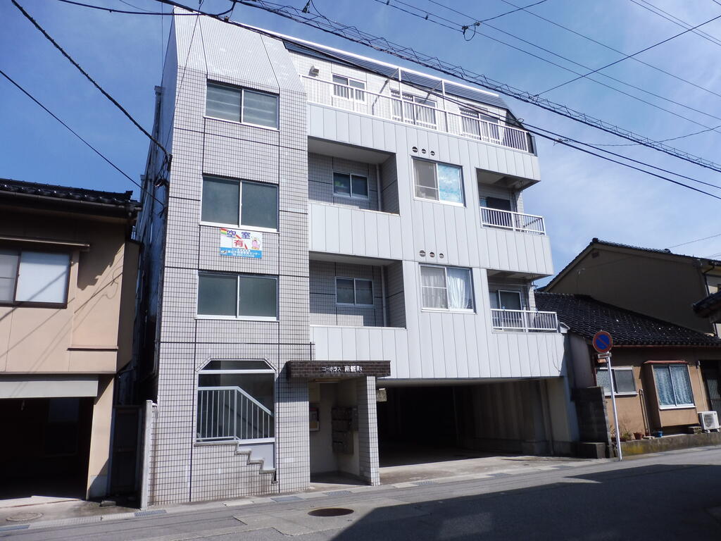 建物外観　１階部分屋内駐車料あり