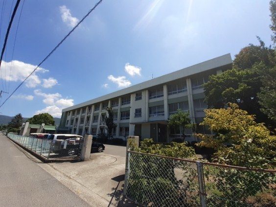 小学校　坂出市立西庄小学校（小学校）まで550m