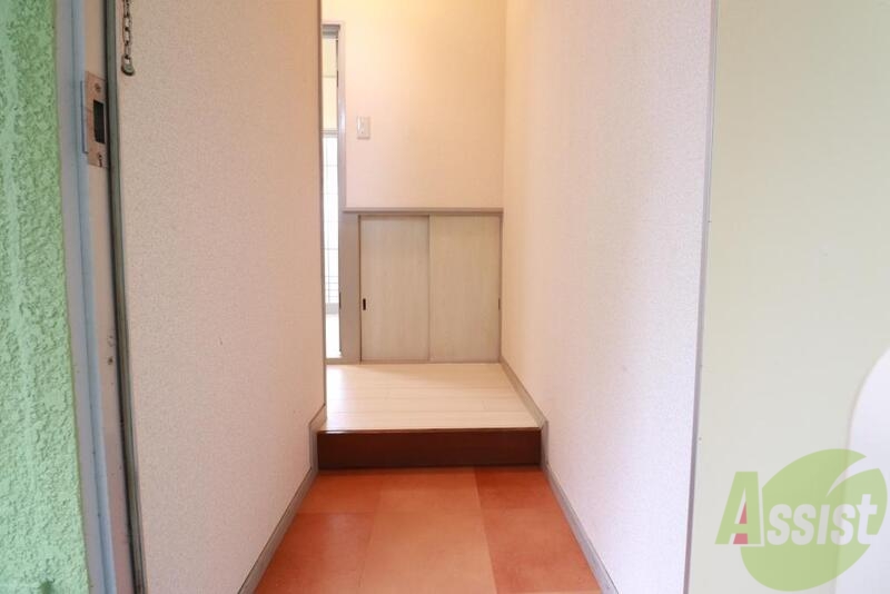 玄関　包みこむ木のやさしさと光溢れるあたたかな広々空間