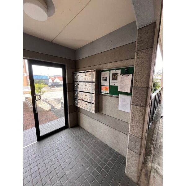 エントランス　集合ポスト 掲示板