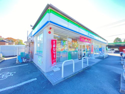 コンビニ　ファミリーマート松阪射和町店（コンビニ）まで203m